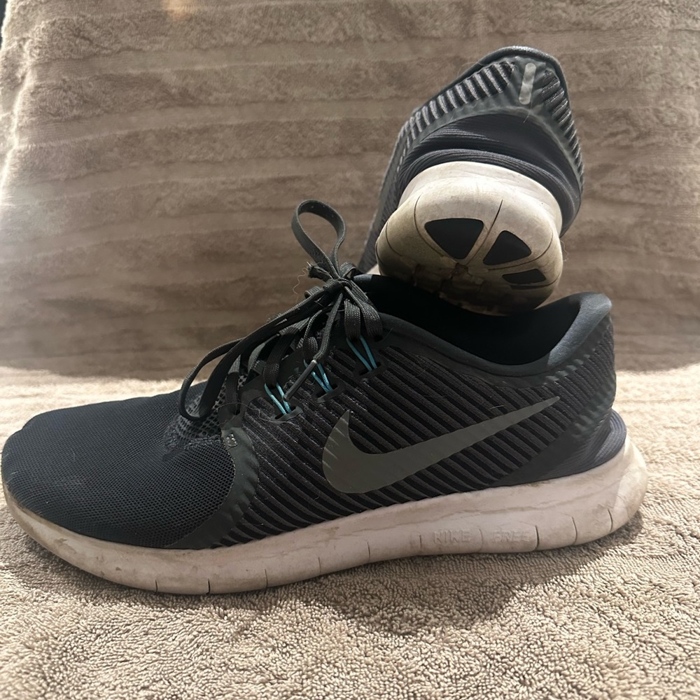 Nike Black and Green Athletic Sneakers